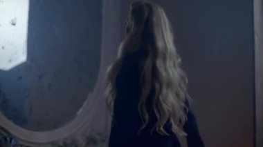 Muhteşem sarışın kadın aynada kendine hayran.