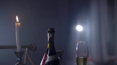 Şampanya ve yanan mumlarla dolu bir araba.