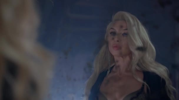 Spektakularna blondynka prostuje włosy przed zabytkowym lustrem — Wideo stockowe