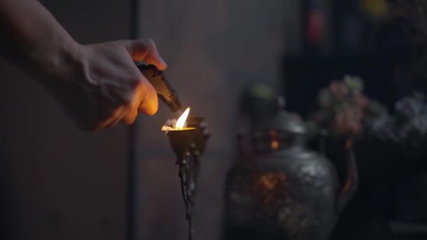 Uma mão de homem move velas em um candelabro — Vídeo de Stock