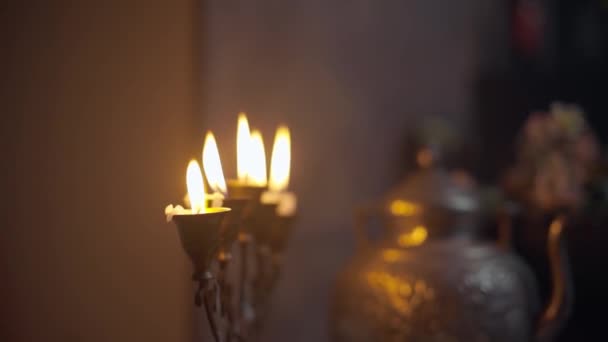 Sfouknutí hořících svíček ve svícnu — Stock video