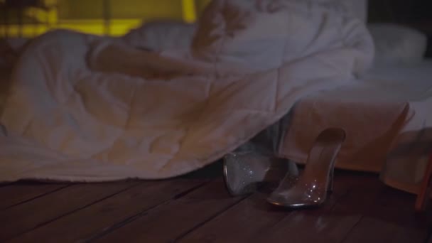 Menina loira na cama em uma camisa de homem, encontro com amante — Vídeo de Stock