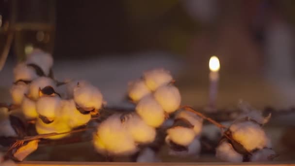 Romantikus vacsora az ágyban pezsgővel és gyertyákkal — Stock videók