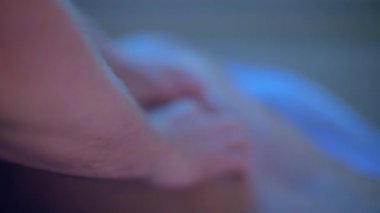 Doktor masaj terapisti, omurganın yanındaki hastanın sırtını elle muayene et.