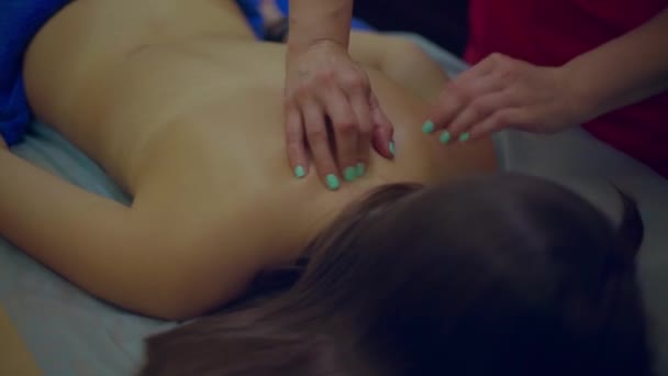 Händerna Kvinnlig Massör Gnugga Honan Tillbaka Bröstet Regionen Skiftar Fokus — Stockvideo