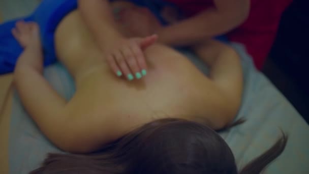女按摩师的手揉搓着女按摩师的背 — 图库视频影像