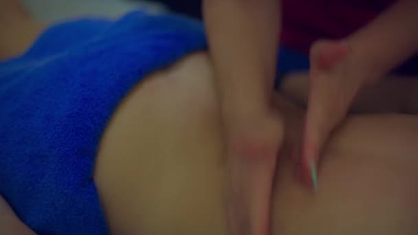 女性のマッサージ師の手はすぐに女性患者の背中をこすり — ストック動画