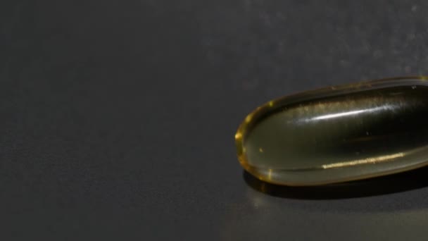 Żółte Przezroczyste Omega Tabletki Oleju Rybnego Spadają Czarne Tło Zdrowy — Wideo stockowe