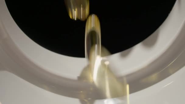 Sarı Saydam Omega Balık Yağı Tabletleri Beyaz Kavanoza Düşer Üretim — Stok video