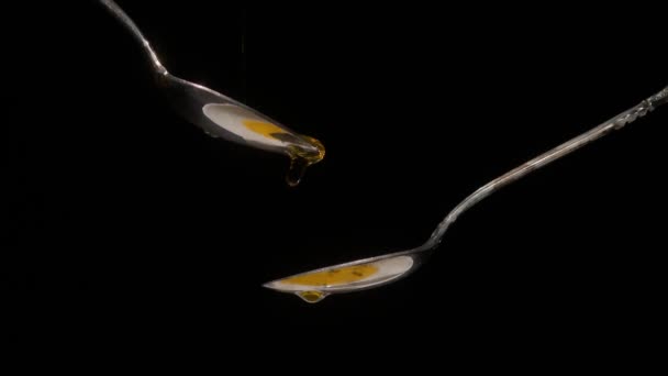 Huile Végétale Fraîche Déborde Une Cuillère Métal Sur Fond Noir — Video