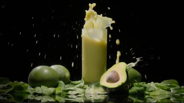Avokado Ispanak Yaprağı Meyve Suyu Bardaktan Dökülen Sıvı Ile Detoks — Stok video
