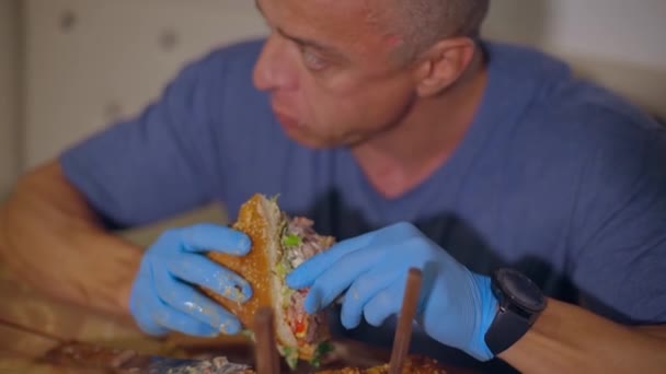 Erwachsener Mann Mit Glatze Kaut Leckeren Saftigen Burger Mit Appetit — Stockvideo