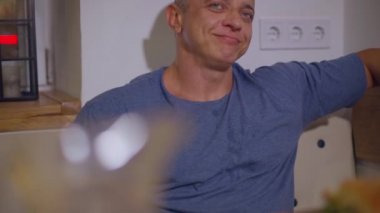 Kel, iyi beslenmiş, mutlu bir adam gülümseyerek enstitüde bir masada oturuyor.
