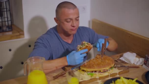 Seorang Pria Menyeka Mulutnya Dengan Serbet Dan Terus Makan Burger — Stok Video