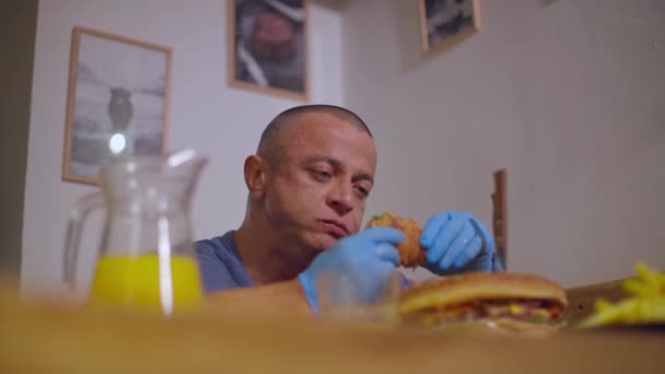 Bărbat Chelios Adult Care Mănâncă Burger Mănuși Masă Într Restaurant — Videoclip de stoc
