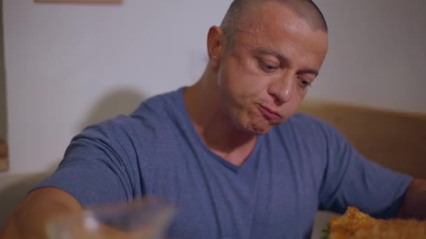 Homme Chauve Adulte Mangeant Des Frites Avec Des Gants Buvant — Video