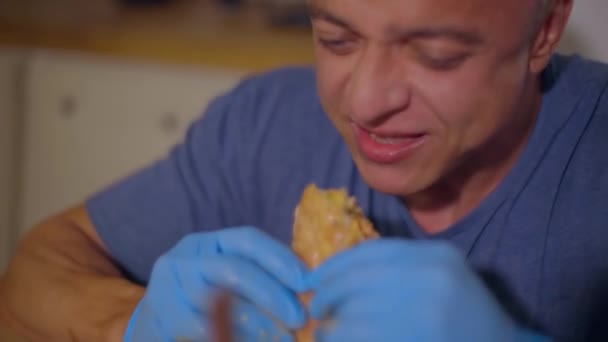 Yetişkin Kel Bir Adam Sanki Çok Acıkmış Gibi Neşeyle Hamburger — Stok video