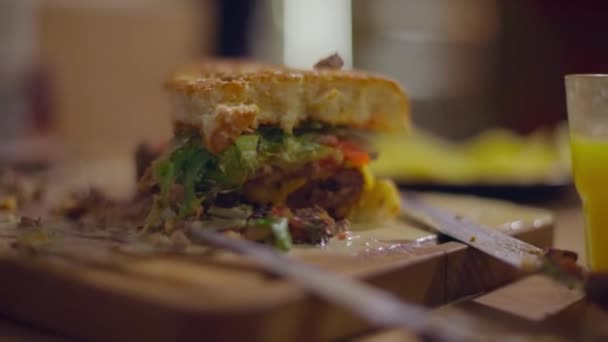Ştah Açıcı Bir Hamburger Parçası Ahşap Bir Kesme Tahtasının Üzerinde — Stok video