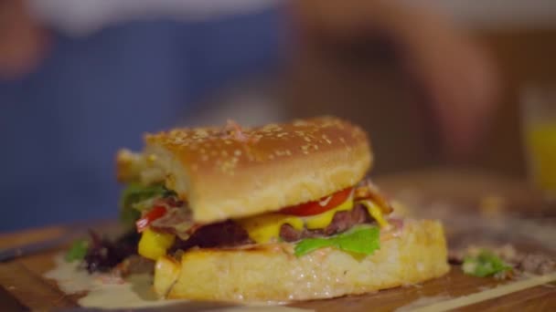Pozůstatky Burgeru Zblízka Dobře Nakrmený Muž Který Jedl Spokojeně Kroutí — Stock video