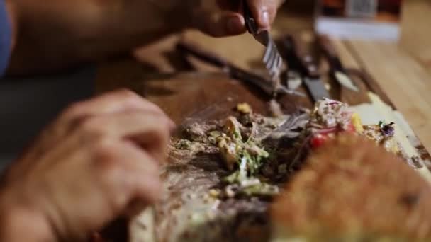 Yetişkin Bir Adam Sebzeli Artıklarını Çatalla Çatalla Toplar Onu Yer — Stok video