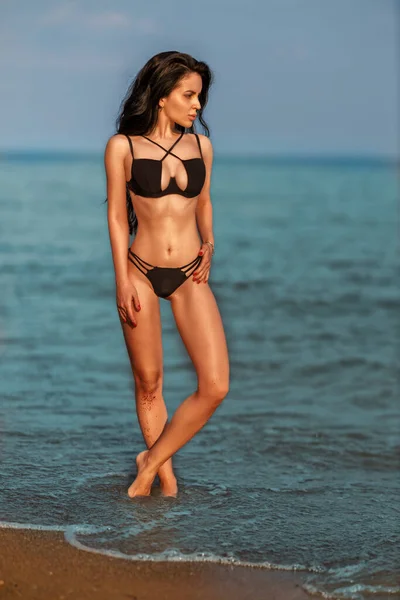 Gebräuntes Sexy Brünettes Mädchen Schwarzem Badeanzug Posiert Entspannt Strand Urlaub — Stockfoto