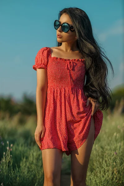 Menina Morena Sexy Bronzeada Vestido Vermelho Com Pequenos Pontos Polca — Fotografia de Stock