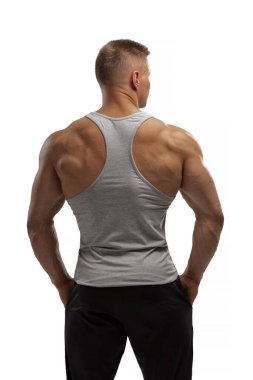 Çekici bir sporcunun portresi atölyedeki beyaz siklonamada. Spor yaşam tarzı..