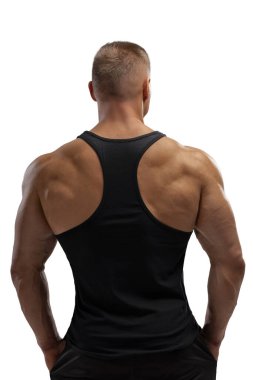 Çekici bir sporcunun portresi. Stüdyodaki beyaz siklonamada siyah bir atlet. Spor yaşam tarzı..