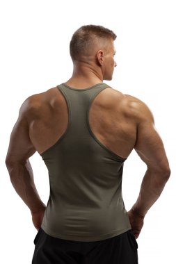 Çekici bir sporcunun portresi. Stüdyoda beyaz bir siklonda yeşil bir atlet. Spor yaşam tarzı..