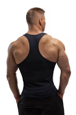 Çekici bir sporcunun portresi. Stüdyodaki beyaz siklonamada siyah bir atlet. Spor yaşam tarzı..