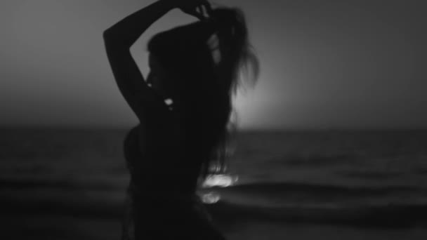Sexy Vrouwelijk Silhouet Het Meisje Gooit Haar Haar Trekt Haar — Stockvideo
