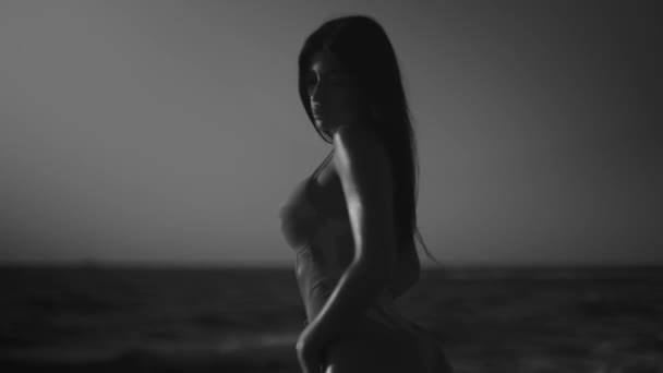 Mooi Gebruind Meisje Een Bikini Poseren Kust Speels Schudden Haar — Stockvideo