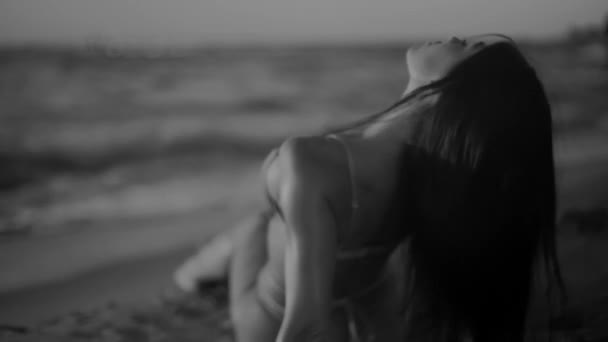 Beautiful Tanned Girl Bikini Posing Seashore Playfully Shaking Her Hair — Video Stock