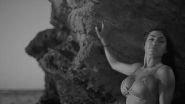 Beautiful Tanned Girl Bikini Poses Sea Backdrop Huge Stone — Vídeos de Stock