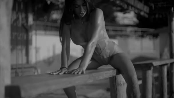 Beautiful Athletic Girl Swimsuit Sits Sexy Astride Beach Wooden Bench — Vídeos de Stock