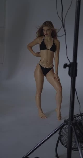 Sahne Arkasında Uzun Saçlı Güzel Bir Fitness Modelinin Beyaz Arka — Stok video
