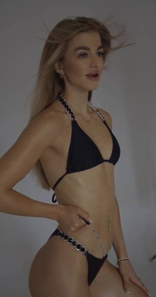 Sahne Arkasında Uzun Saçlı Güzel Bir Fitness Modelinin Beyaz Arka — Stok video