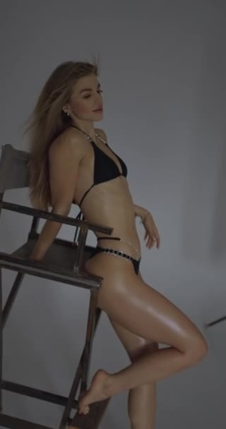 Chica Modelo Fitness Traje Baño Negro Sobre Fondo Blanco Posando — Vídeos de Stock