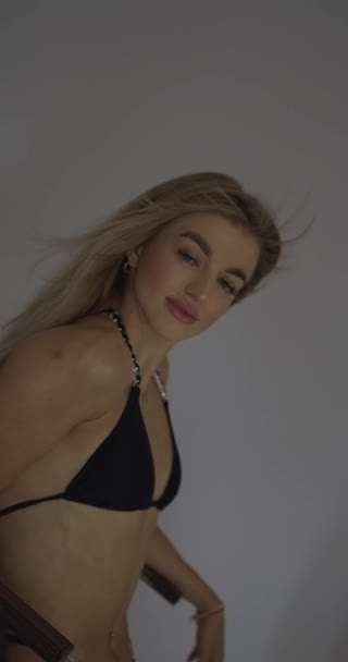 Fitness Modelo Menina Maiô Preto Fundo Branco Posando Inclinado Cadeira — Vídeo de Stock