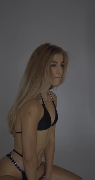 Fitness Modelka Dívka Černých Plavkách Bílém Pozadí Pózovat Kostce Vertikální — Stock video