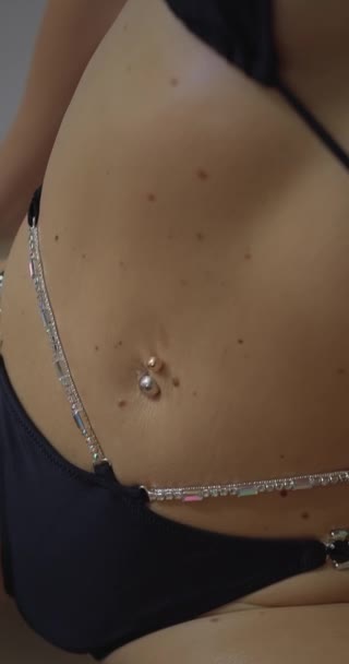 Demonstração Acessórios Maiô Estética Corpo Feminino Barriga Apertada Com Piercings — Vídeo de Stock