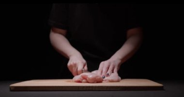 Kesme tahtasındaki tavuk filetosu. Füzyon yiyecekler, sağlıklı yeme konsepti.