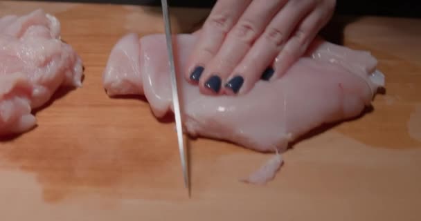 Femeie Tăiere File Pui Placa Tăiere Din Lemn Mâncarea Fuziune — Videoclip de stoc