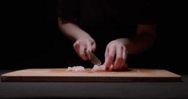 Tahta kesme tahtasıyla tavuk filetosu doğrayan kadın. Füzyon yiyecekler, sağlıklı yeme konsepti.