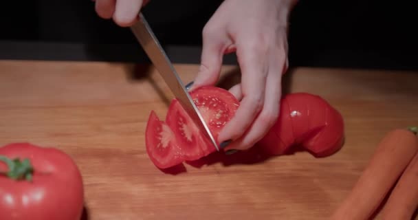 Kobieta Krojąca Pomidory Sałatkę Kobiety Kroją Pomidory Desce Drewnianej Zwolnionym — Wideo stockowe