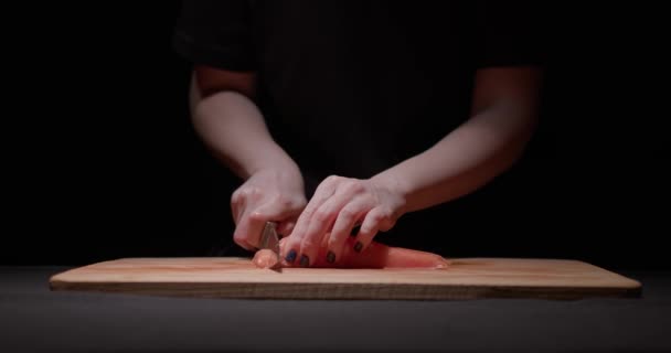 寿司大厨在寿司柜台上切鲜红色的鱼 女人在厨房切鲑鱼片 闭合的雌性手慢动作切鲜鱼片 聚焦移位相机移位 — 图库视频影像