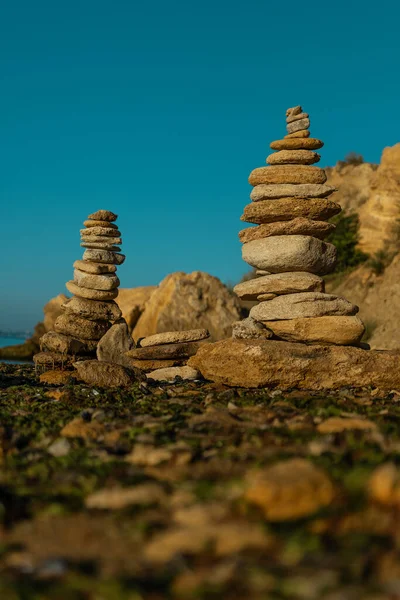 Piramidy Kamieni Wybrzeżu Jako Symbol Równowagi Spokoju Spokojna Nadmorska Atmosfera — Zdjęcie stockowe