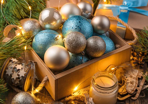 Золоті Сині Різдвяні Кульки Дерев Яній Коробці Тлі Соснових Гілок — стокове фото