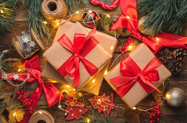木製の背景にギフト おもちゃや松の枝とクリスマスの組成 新年とクリスマスの概念 トップ表示 — ストック写真