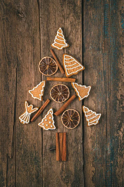 圣诞树由姜饼 肉桂和柠檬制成 背景是木制的 顶部视图 — 图库照片